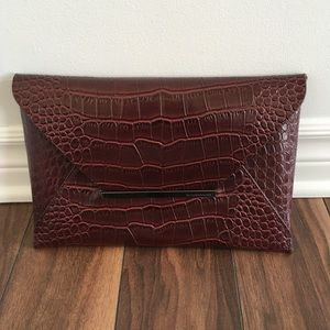 BCBG enveloppe clutch